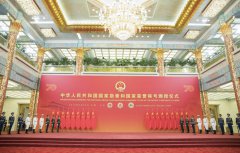 为国家勋章和国家荣誉称号获得者分别颁授共和国勋章、友谊勋章和国家荣誉称