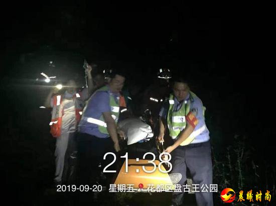 杨绍伟、钟景威和医护人员一起将晕倒男子抬下山