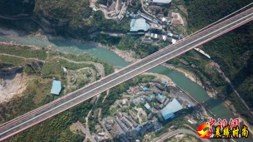 　资料图：位于贵州省习水县的世界山区峡谷第一高塔悬索桥——赤水河红军大桥。中新社记者 瞿宏伦 摄