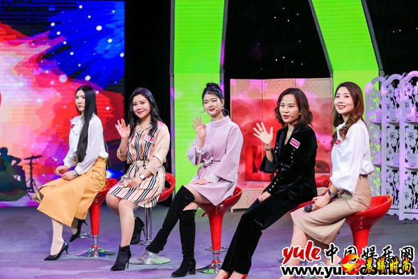 经常自导自演小品是同学和老师心中的开心果和表演小天才