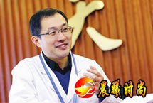 孟祥飞:从“玻璃房子”到“超算强国梦”为了实现中国“超算梦”,2009年,我加入“天河”团队,找到了人生的奋斗目标。虽然刚开始没有工资、没有待遇,白天在40℃的高温下我跟同事一起手抬肩扛上吨重的机柜和电缆,晚上还要研发测试,实在困了就找个纸箱躺下眯一会儿。【详细】
商业财经|游在天津|科教文体|民生舆情