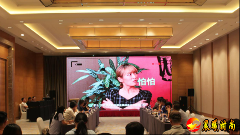 通常分为如下几个步骤: 第一步：骗子在交友婚介网站、微博、微信等社交平台中