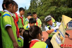 为学生上下学撑起交通“安全伞”