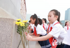 向人民英雄敬献花篮仪式正式开始