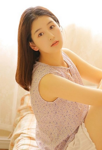 <b>清纯美女碎花上衣超短裤修长美腿私房写真图片</b>