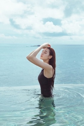 性感泳装诱惑迪丽热巴美乳湿发撩人图片