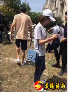 好事将近？网友偶遇王丽坤疑似与林更新同看婚房