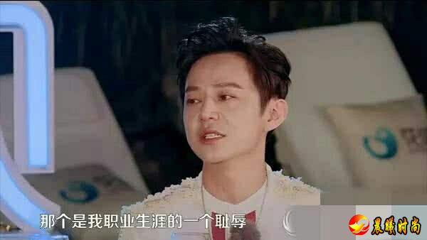 录制节目失控何炅愤然离场，成龙上去就是一脚！网友：实在解气