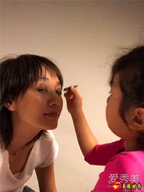 女儿为马伊琍化妆怎么回事 女儿为马伊琍化妆什么样照片曝光