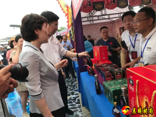 乐邦龟蛇酒亮相洞庭渔歌文创周展销活动 ——以非遗匠心助力健康中国